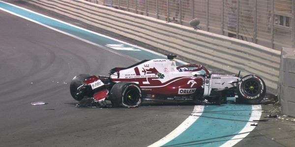 Hamilton najbrži na 2. treningu, Kimi slupao bolid